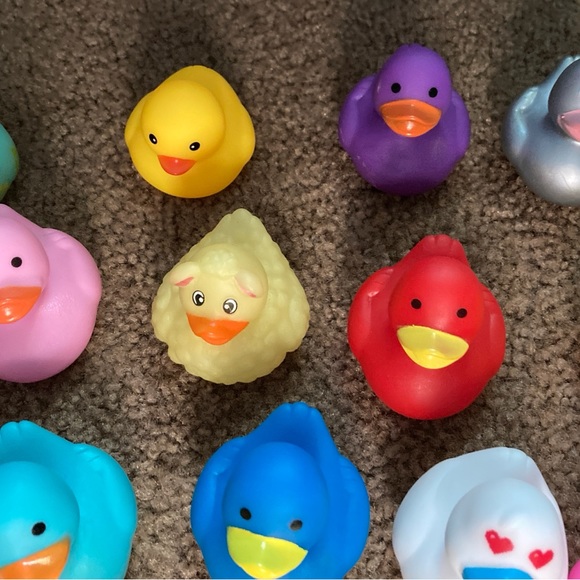21 Colorful Rubber Ducks - Picture 3 of 4